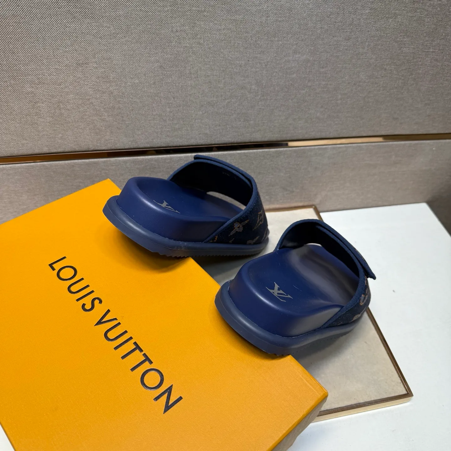 ⬛️Men's shoes 💰p320 [LV～] Men's casual slippers 2025z cabinet sales simultaneously 🔶Size: 38-44 #️⃣ 🔷2 colors🔜The upper is made of multi-material splicing➕Genuine leather lining, comfortable and breathable, sole: original comfortable and wear-resistant outsole, ⚠️Real shot📱Photographed🎬The real thing is better📢📢📢